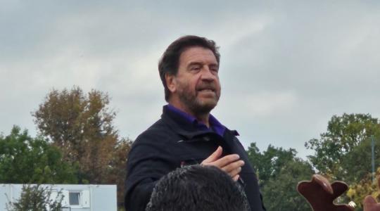 Nick Knowles BBC DIY SOS Addresses The Crowd Cropped For News Feed