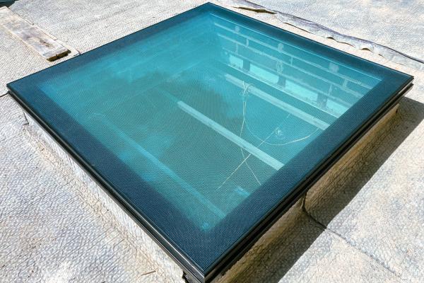 Walk on rooflight fitted with anti-slip